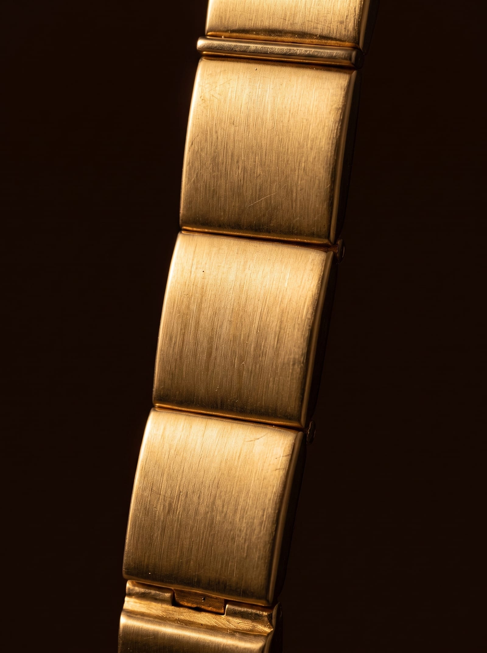 A macro of the brushed grain of the Sol finish